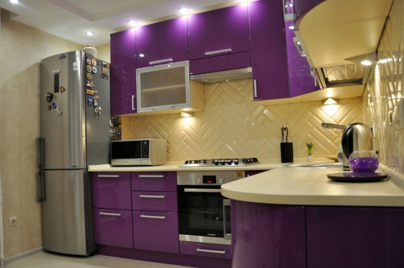 Фиолетовая угловая кухня на заказ